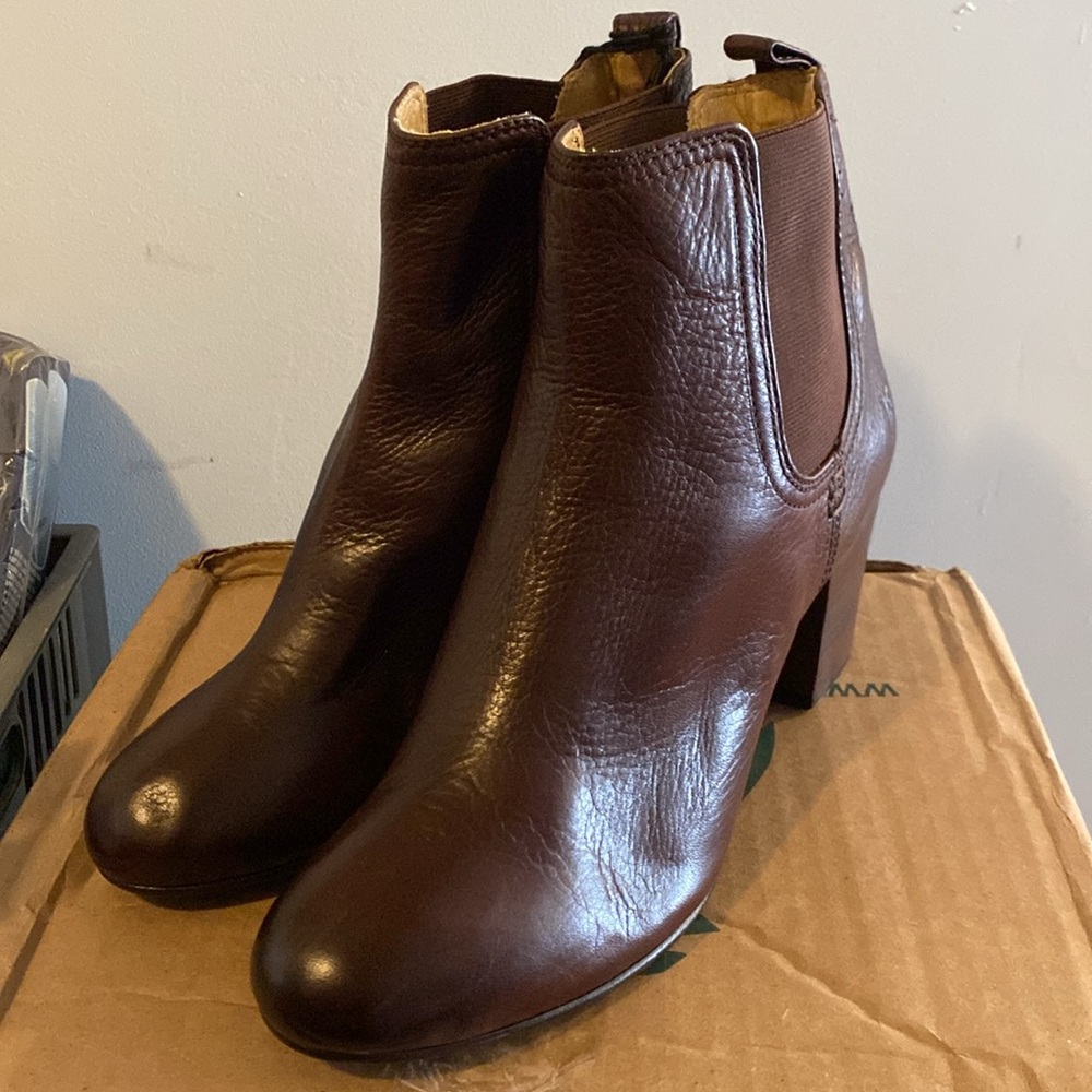 Frye Stella Chelsea Short Dark Brown Leather Ankle Booties Heeled Boots 9M - Picture 14 of 14